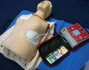 Read more about the article Kalp Şok Cihazı ( Defibrilatör ) Nasıl Kullanılır?